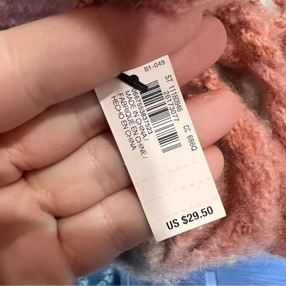 Victoria’s Secret Holiday Plush Scarf New With Tags Pinks and Grays. - Picture 4 of 5